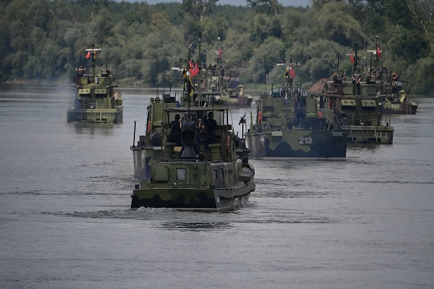 Речна флотила на бојевом гађању: Кадети и морнари за топовима